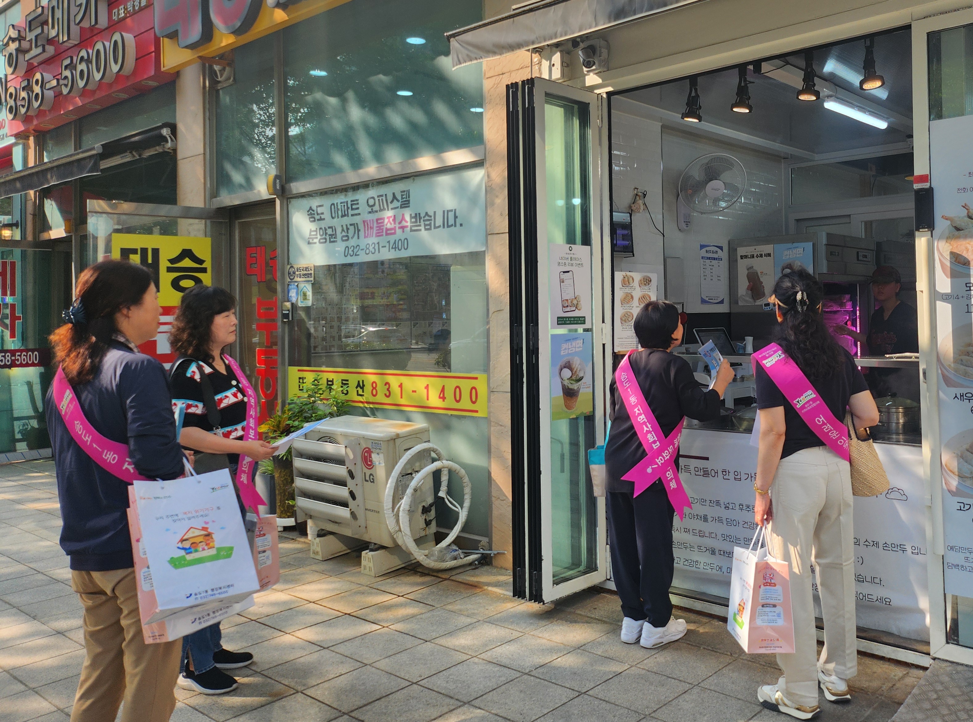 연수구 송도1동 지역사회보장협의체는 지난 17일 사회적 고립 가구를 선제적으로 발굴해 고독사 위험을 예방하는 고시원에 사랑을 전하는 리웃의 손길 사업을 진행했다